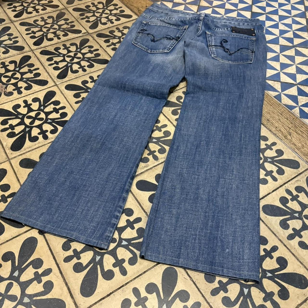 0325C99UF - Vintage retro essential Diesel RYOTH Bootcut Blue Wash Denim Jeans Trousers pants with embroidered back pocket detailing #denim #bootcut #diesel #y2k #embroidered