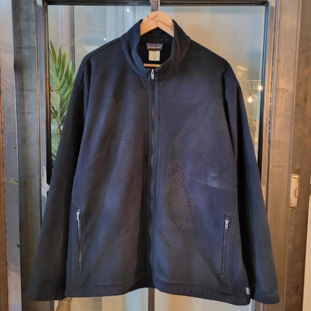 FLC402 - Vintage essential retro black Patagonia full zip up synchilla fleece sweatshirt pullover with small spellout logo