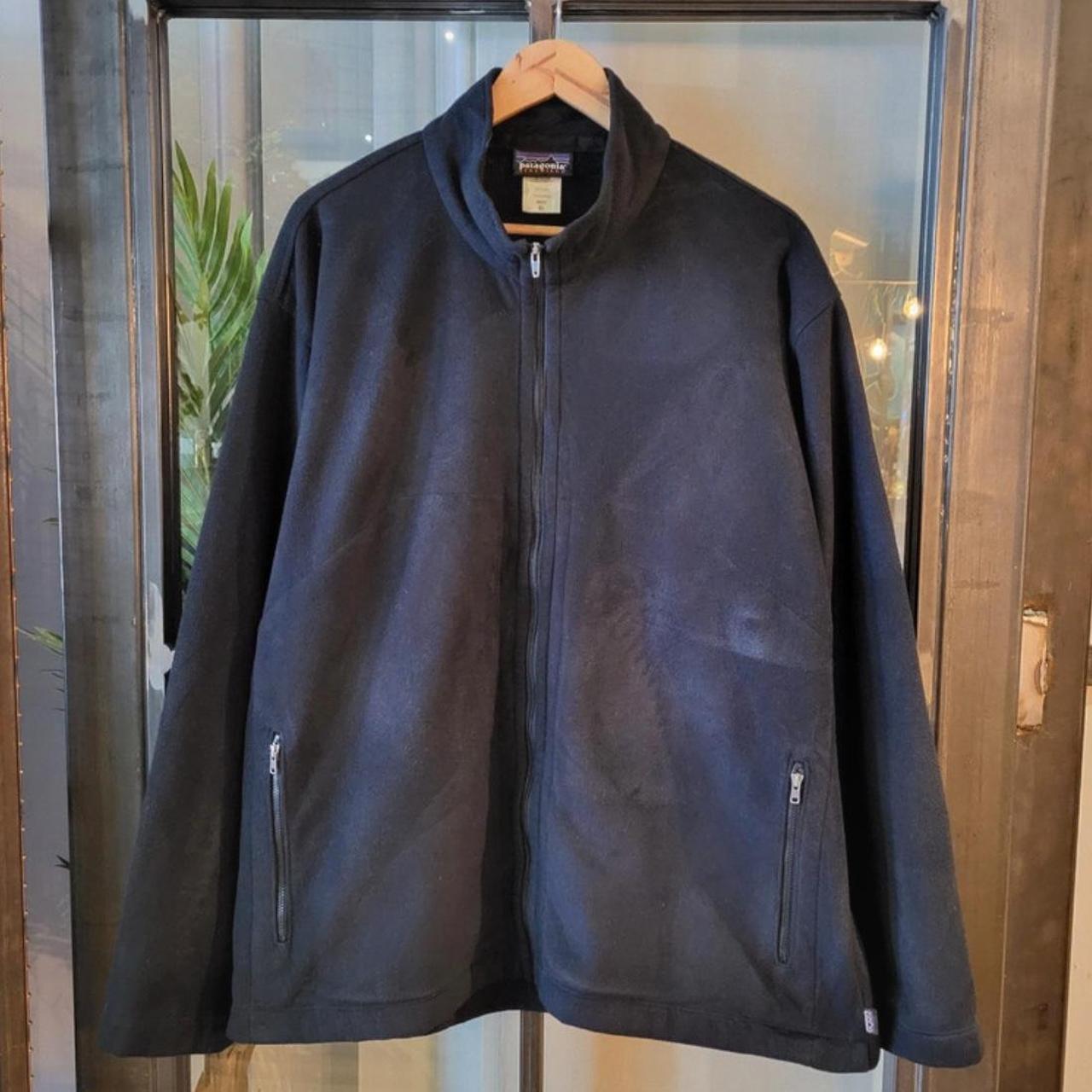 FLC402 - Vintage essential retro black Patagonia full zip up synchilla fleece sweatshirt pullover with small spellout logo