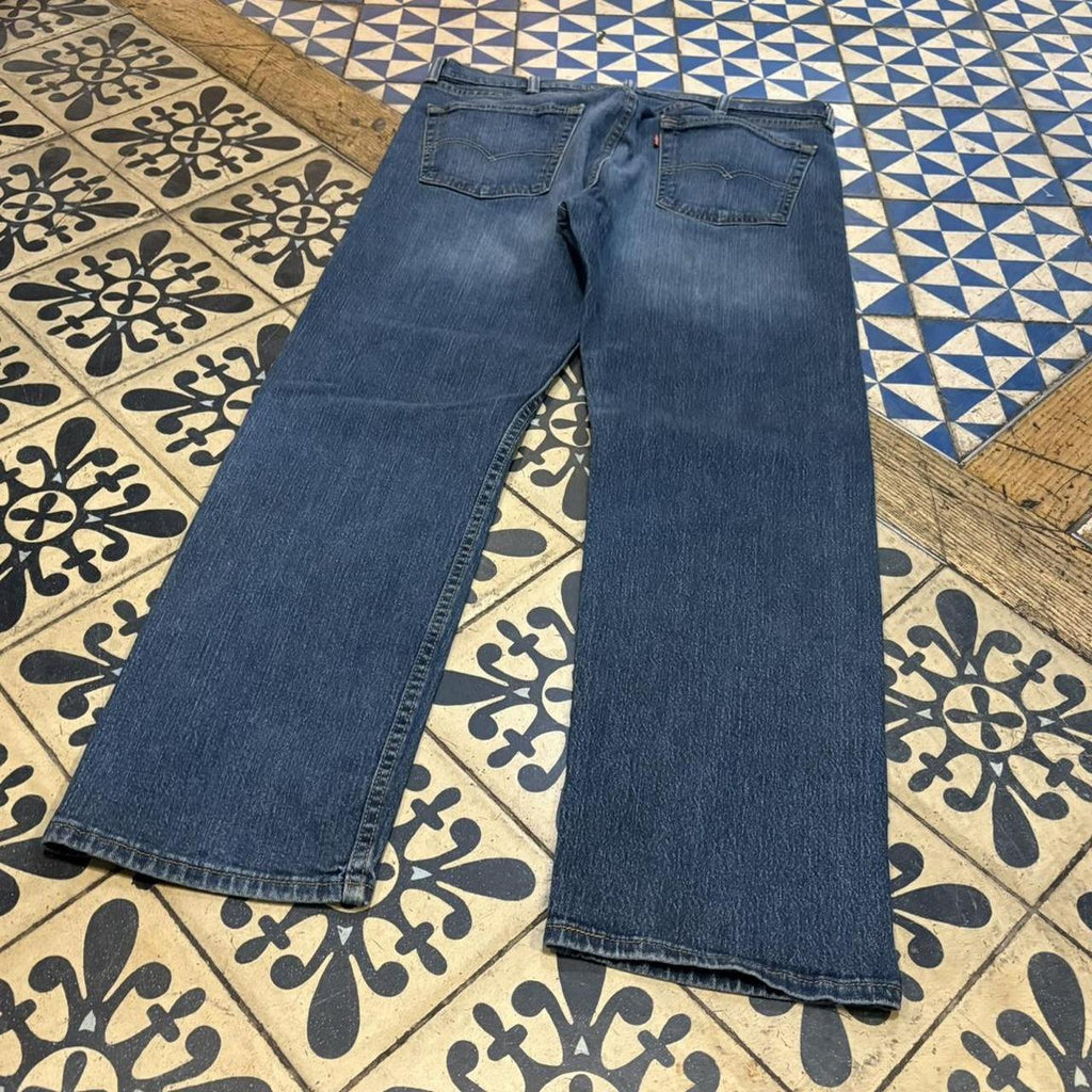 TRW520P - Vintage retro essential Levi’s Mid Blue Wash Denim Jeans Trousers pants #denim #straightleg #levis #jeans