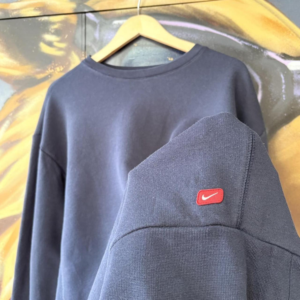 BR1912AMK-U - Vintage Retro Essential Nike Navy Crewneck Jumper Sweatshirt with embroidered swoosh patch logo #90s #sportswear #essential #y2k #nike