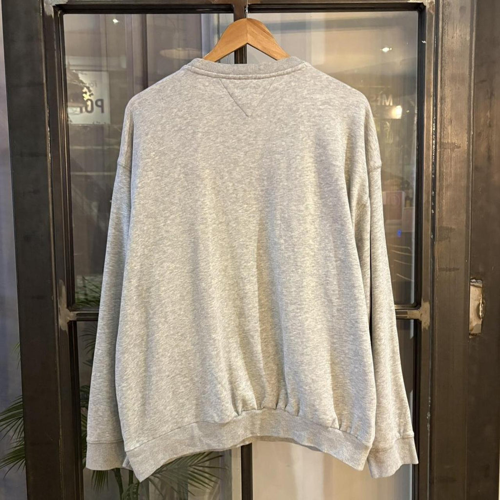 MA2207CC-P - Vintage Retro Essential Grey Tommy Hilfiger Crewneck Jumper Sweatshirt with embroidered patch spell out logo #90s #sportswear #essential #y2k #tommy