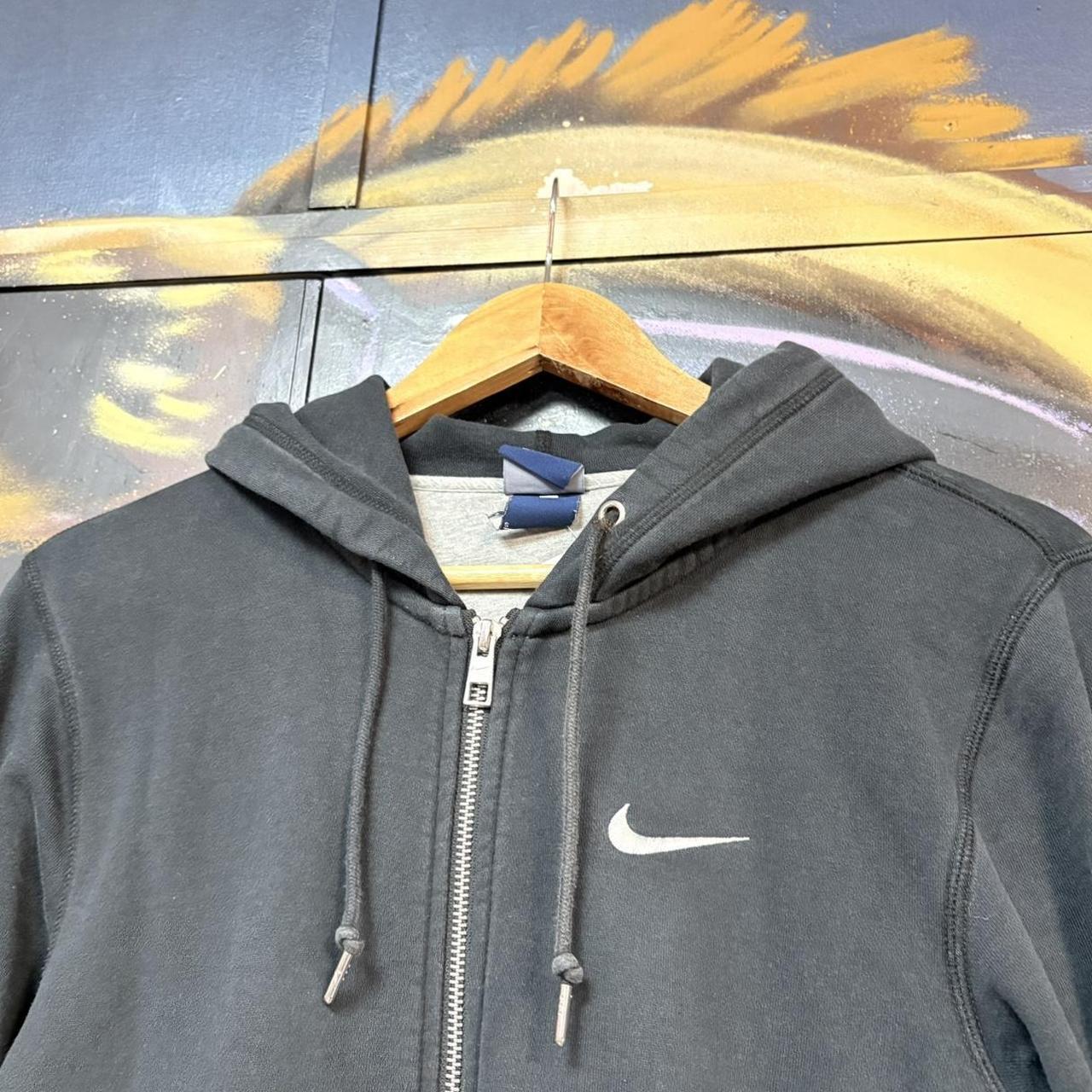 VIN0902F-U - Vintage Retro Essential Black Full Zip Nike Sweatshirt Hoodie with embroidered swoosh logo #90s #sportswear #essential #nike #y2k