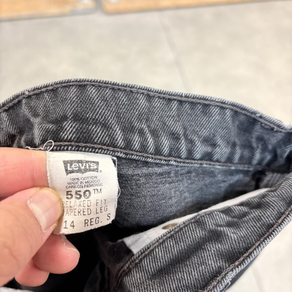 BR2701FG-U - Vintage retro essential Levi’s 550 Relaxed Cropped Raw Hem Black Wash Denim Jeans Trousers pants #denim #cropped #levis #levis550 #relaxed