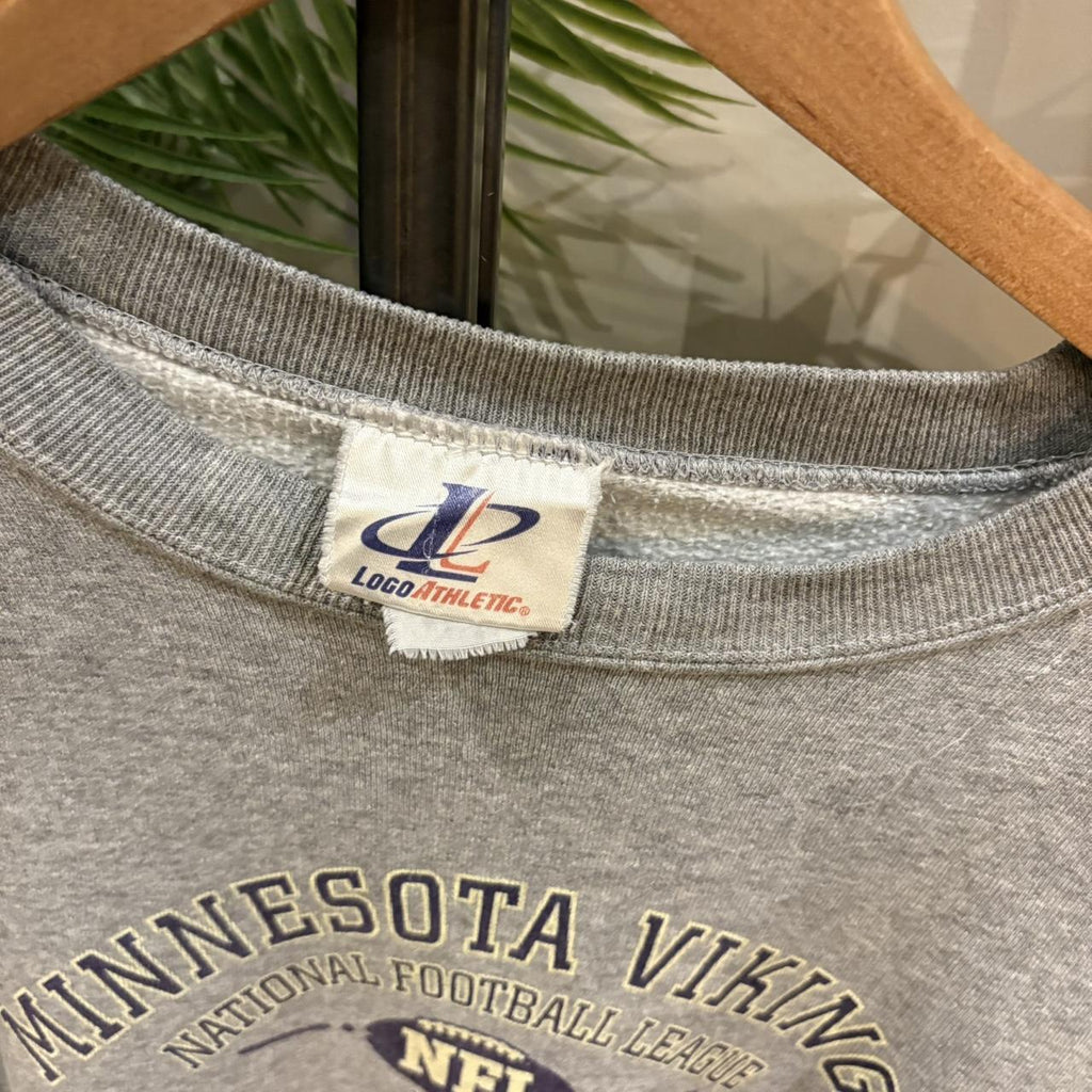 MA0406HF-P - Vintage Retro Essential Grey NFL Minnesota Vikings Crewneck Jumper Sweatshirt with centre print logo #90s #vikings #minnesota #nfl #americanfootball