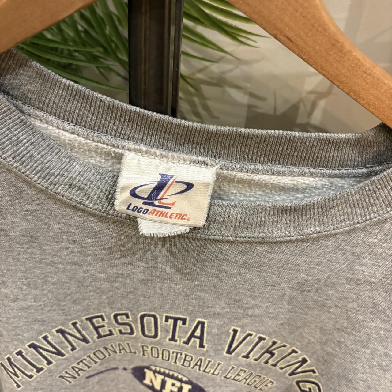 MA0406HF-P - Vintage Retro Essential Grey NFL Minnesota Vikings Crewneck Jumper Sweatshirt with centre print logo #90s #vikings #minnesota #nfl #americanfootball