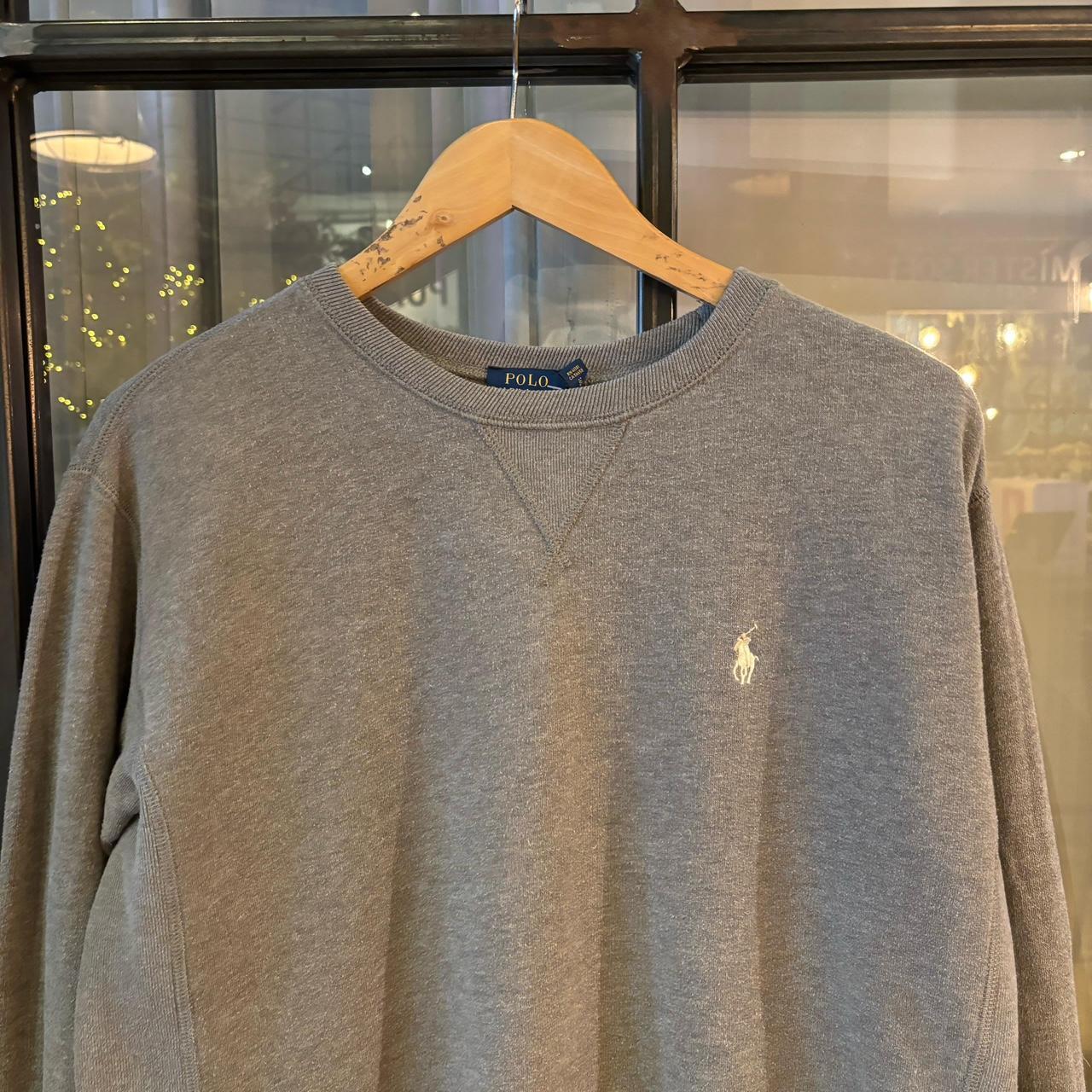0225A21P - Vintage Retro Essential Grey Polo Ralph Lauren Crewneck Jumper Sweatshirt with embroidered logo #90s #preppy #poloralphlauren #oldmoney #smartcasual