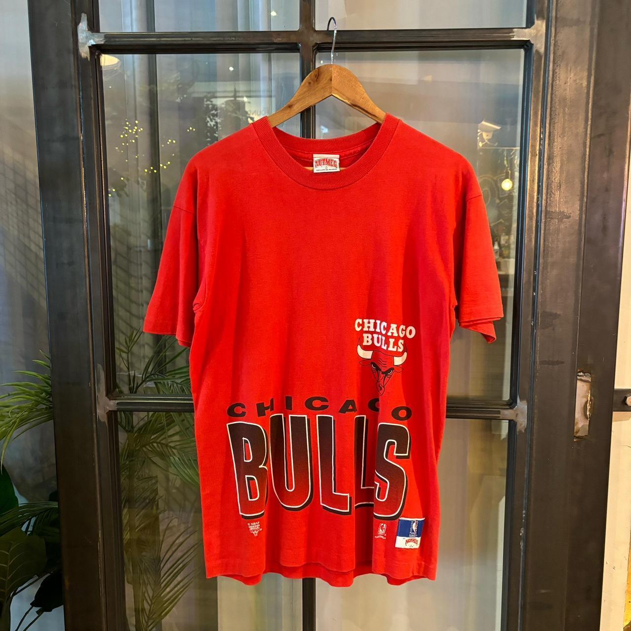 BR1803C-P - Vintage Retro Essential Red NBA Chicago Bulls single stitch Graphic Print Top Tee T-shirt #90s #singlestitch #nba #basketball #chicagobulls