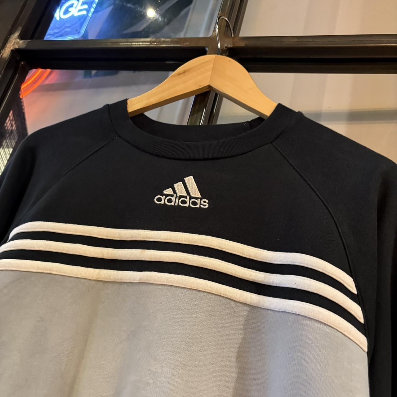 0325E75UF-P - Vintage Retro Essential Black and Grey Adidas Raglan  Jumper Sweatshirt with centre embroidered logo #90s #sportswear #essential #y2k #adidas