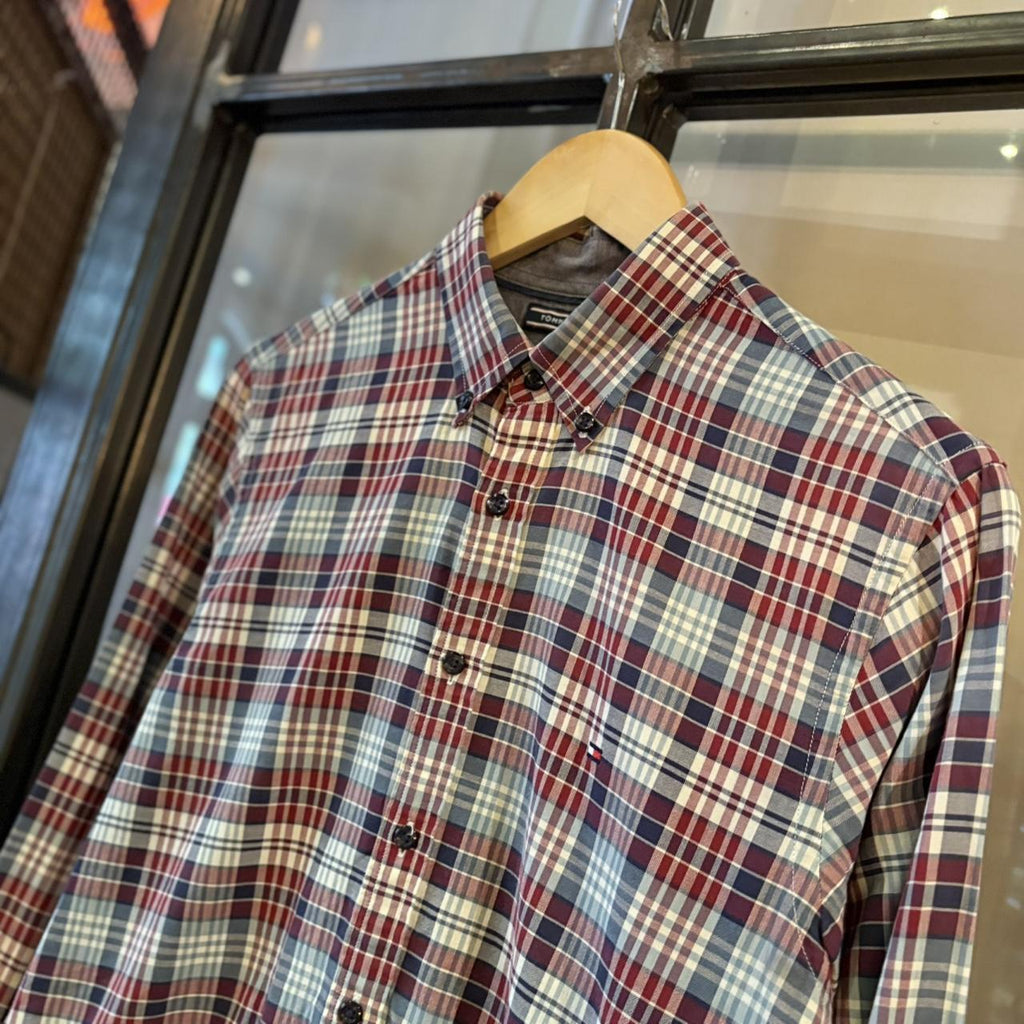 0125B50P - Vintage Tommy Hilfiger Burgundy and Navy Check Longsleeve collared button up polo shirt top #Y2K #preppy #chiefkeef #smartcasual #oldmoney