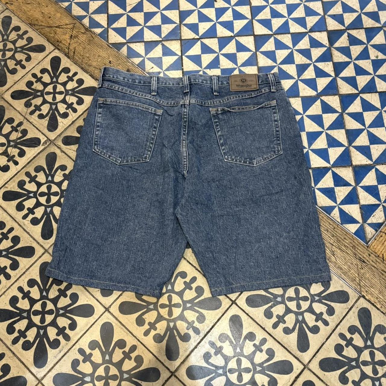 JRT129 - Vintage Retro Essential Wrangler Mid Blue Wash Denim Shorts Jorts with detailed patch Logo carpenter workwear #hiphop #90s #jorts #skater #wrangler