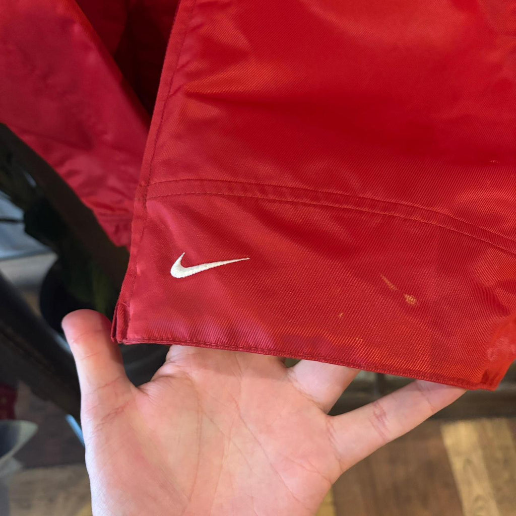 0325F77BR - Vintage Retro Essential  Red and Black Nike Reversible padded lined hooded jacket windbreaker coat #sportswear #y2k #90s #nike #reversiblejacket