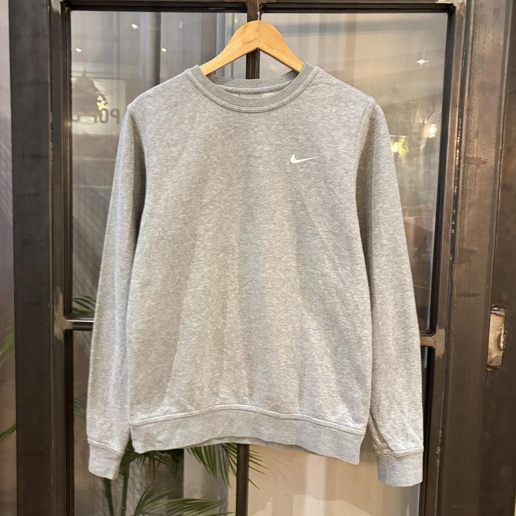 MA2207DB-P - Vintage Retro Essential Grey Nike Crewneck Jumper Sweatshirt with embroidered swoosh logo #90s #sportswear #essential #y2k #nike