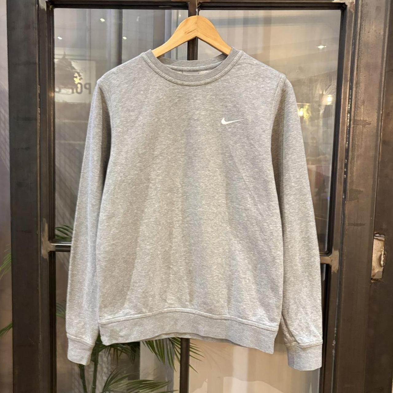 MA2207DB-P - Vintage Retro Essential Grey Nike Crewneck Jumper Sweatshirt with embroidered swoosh logo #90s #sportswear #essential #y2k #nike