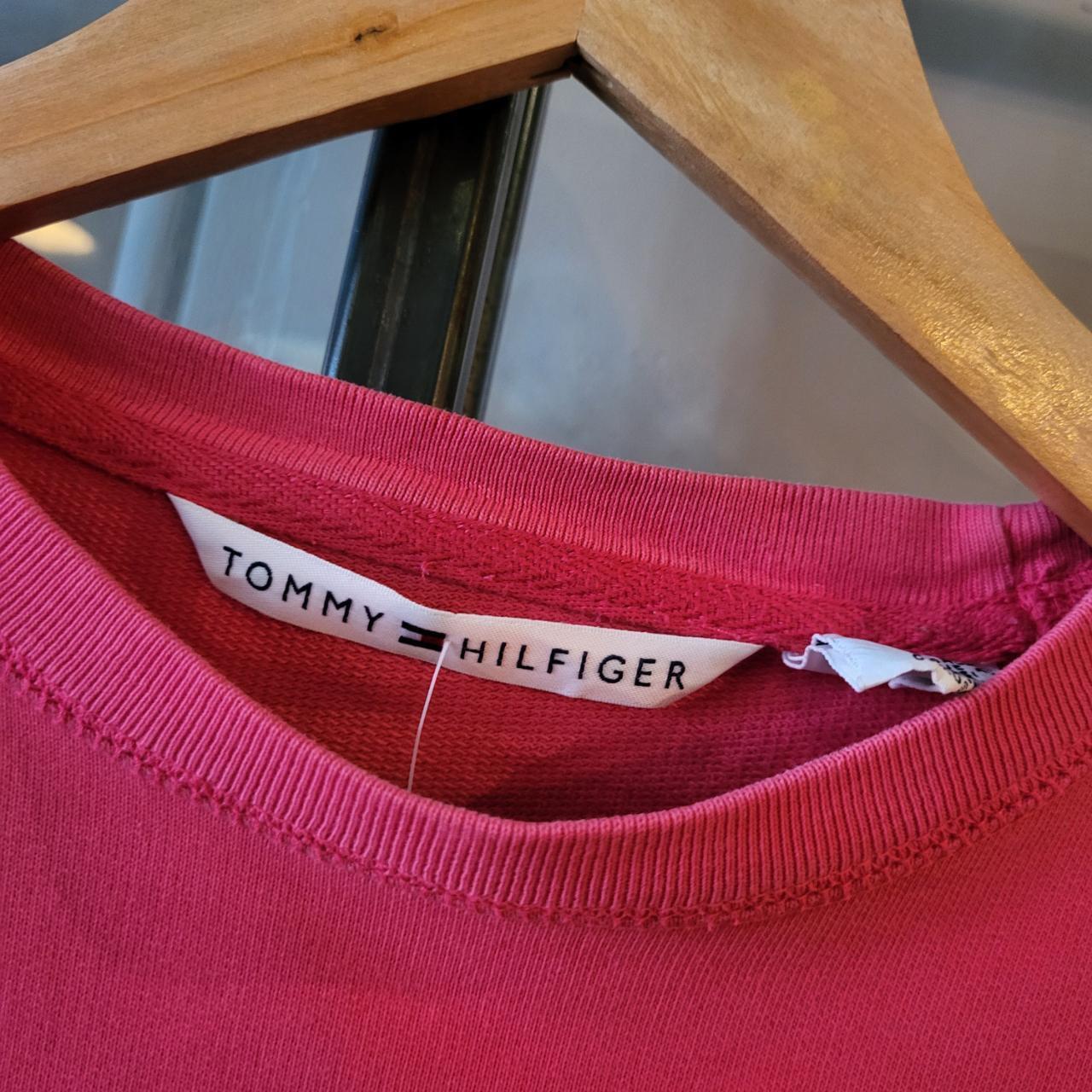 SWT252 - Vintage Retro Essential Tommy Hilfiger Pink sweatshirt jumper crewneck with chest logo spell out #tommy #preppy #y2k #tommyhilfiger