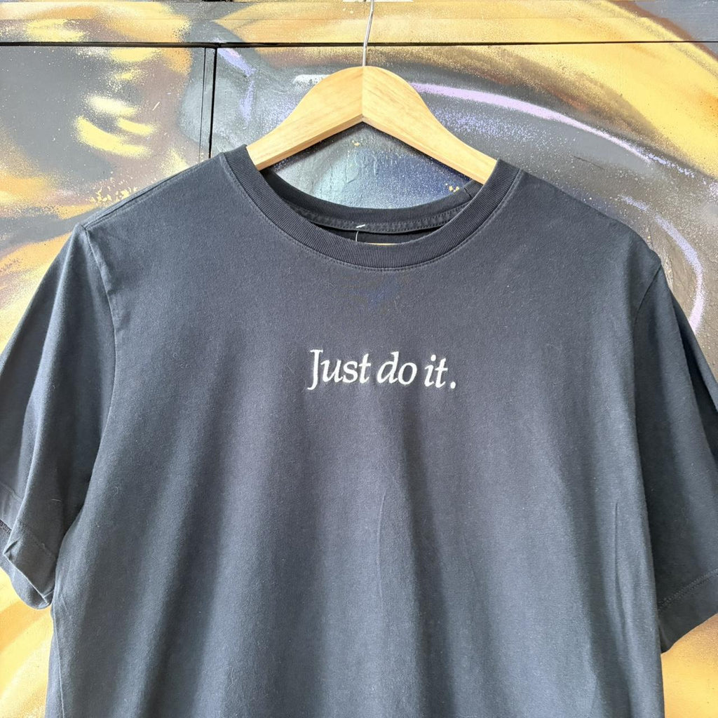 BR2306OX-U - Vintage Retro Essential Nike Team Just Do It Embroidered Black Top Tee T-shirt #y2k #embroidered #justdoit #essential #nike