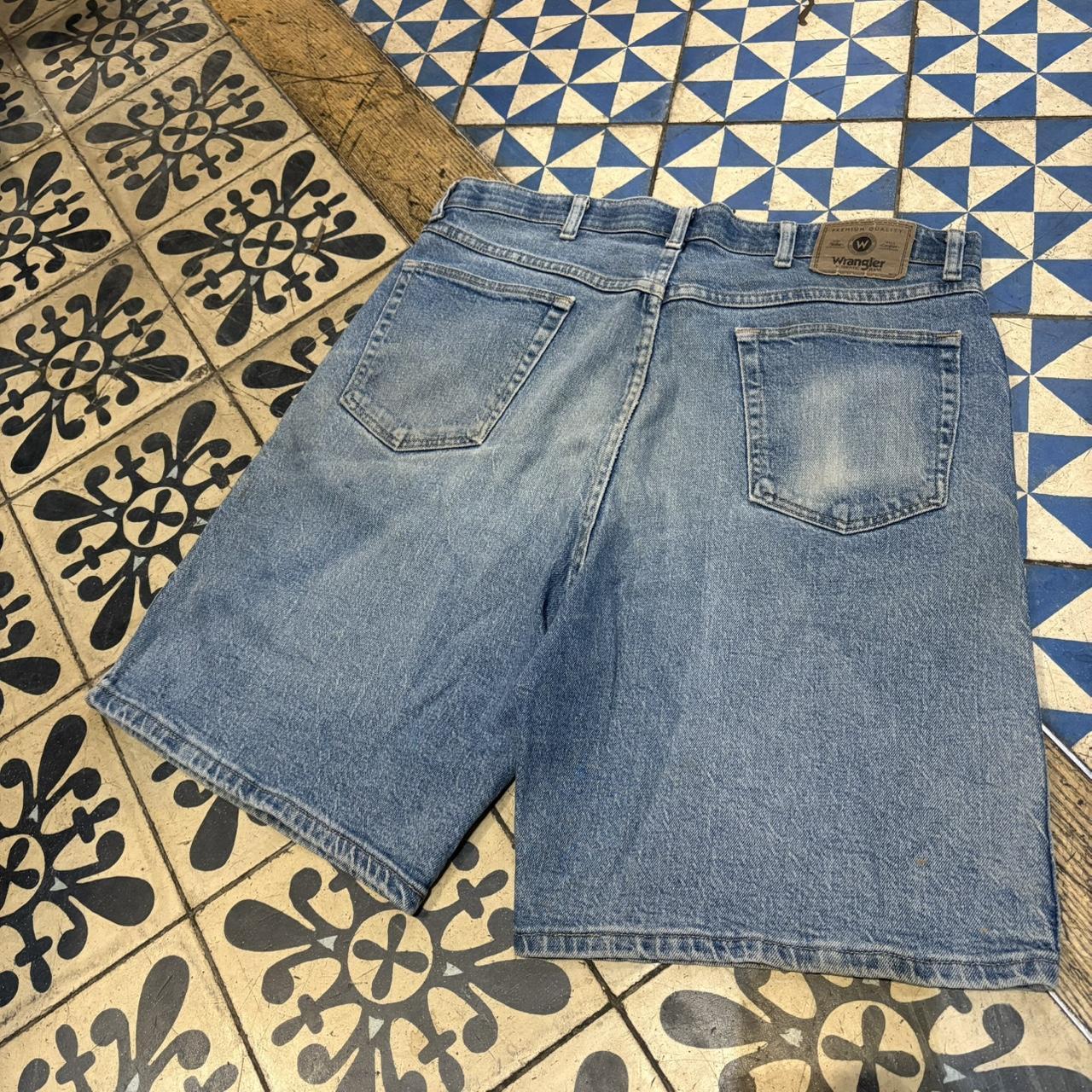 JRT120 - Vintage Retro Essential Wrangler Blue Wash Denim Shorts Jorts with detailed patch Logo carpenter workwear #hiphop #90s #jorts #skater #wrangler