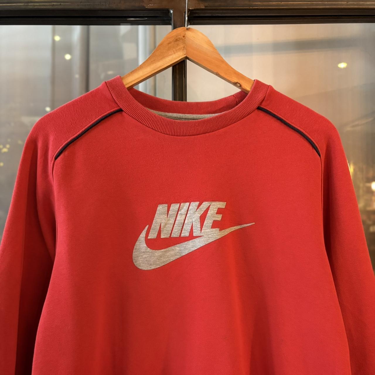 MA2207BS-P - Vintage Retro Essential Red Nike Crewneck Jumper Sweatshirt with print swoosh spell out logo #90s #sportswear #essential #y2k #nike