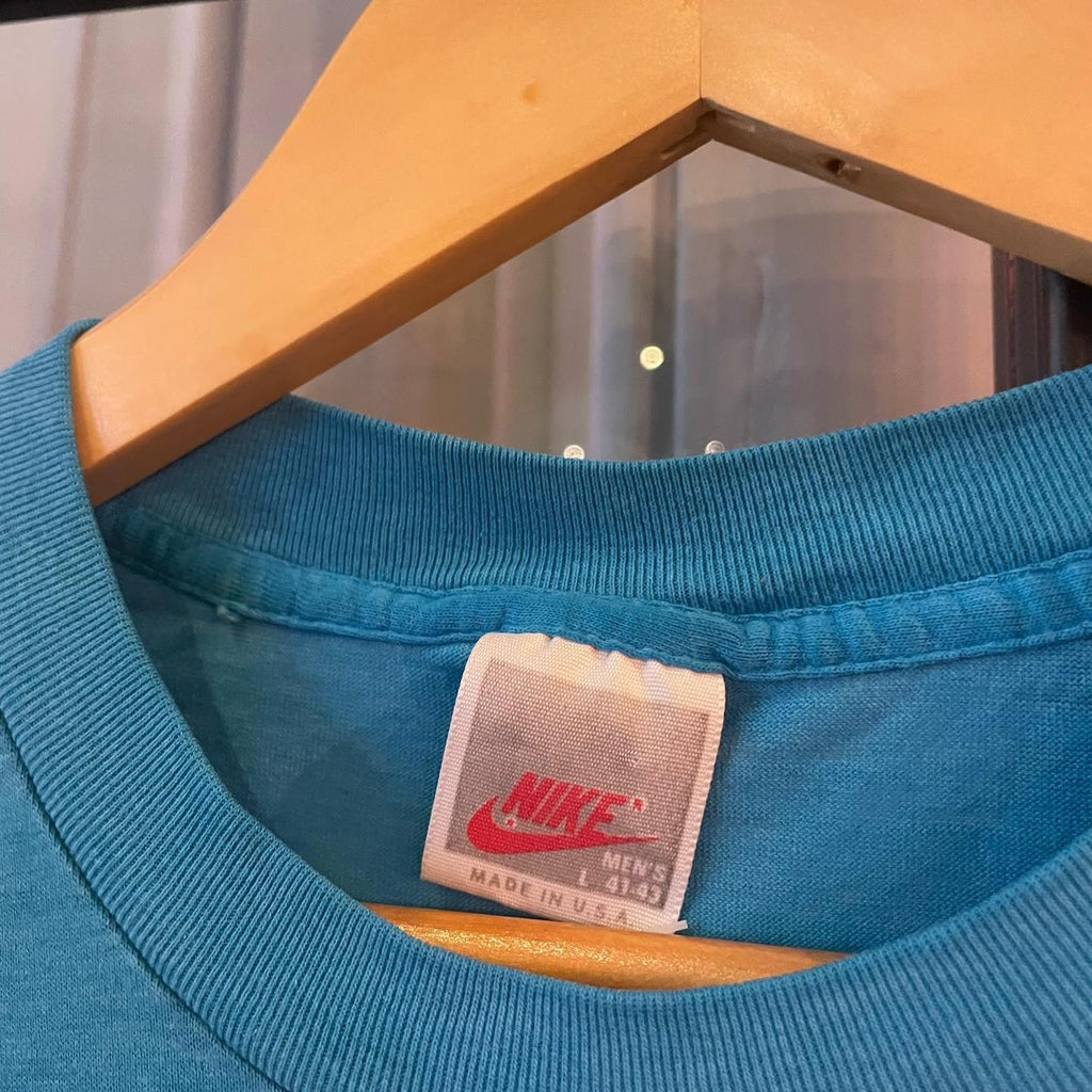 0225D56P - Vintage Retro Essential Light Blue Nike Graphic Print Single stitch Top Tee T-shirt #90s #graphic #singlestitch #essential #nike