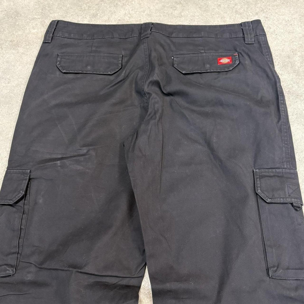 BR1912AAH-U - Vintage retro essential Black Dickies Straight Leg Cargo Trousers pants casual workwear #cargo #utility #workwear #straightleg #dickies