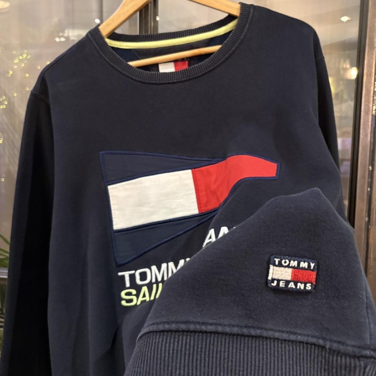 MA0109CX-F - Vintage Retro Essential Navy Tommy Hilfiger Sailing Gear Crewneck Jumper Sweatshirt with embroidered patch and arm logo #90s #sportswear #essential #y2k #brand