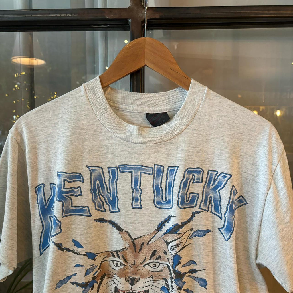 0325A88F - Vintage Retro Essential Grey Kentucky Wildcats Basketball Graphic Print Single Stitch Top Tee T-shirt #90s #graphic #top #basketball #kentuckywildcats