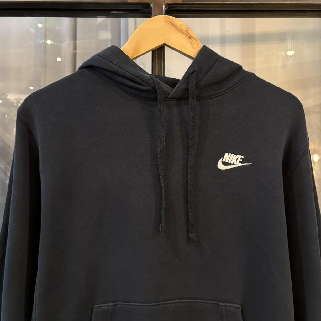 0325A24P-P - Vintage Retro Essential Black Nike Sweatshirt Hoodie with embroidered swoosh logo #90s #sportswear #essential #nike #y2k
