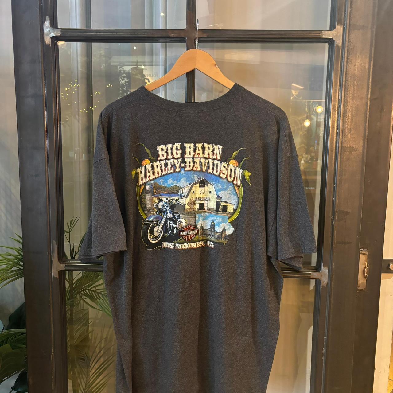 TEE410P - Vintage Retro Essential Dark Grey Harley Davidson Big Barn Des Moines , IA Pocket Graphic Print Top Tee T-shirt #90s #graphic #harleydavidson #biker #motorcycles