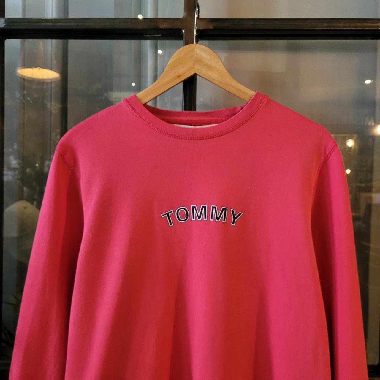 SWT252 - Vintage Retro Essential Tommy Hilfiger Pink sweatshirt jumper crewneck with chest logo spell out #tommy #preppy #y2k #tommyhilfiger