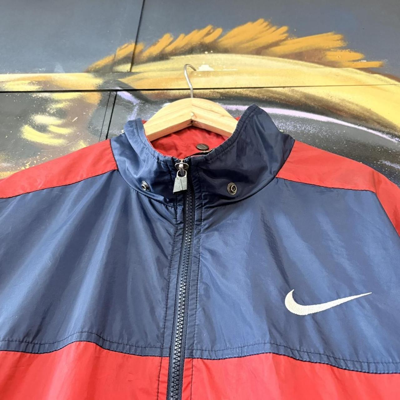 MES2710KL-U -  Vintage Retro Essential Navy Red Nike Lightweight Full Zip Up windbreaker sports jacket with block spell out embroidered back logo and front chest swoosh #sportswear #90s #y2k #nike #jacket