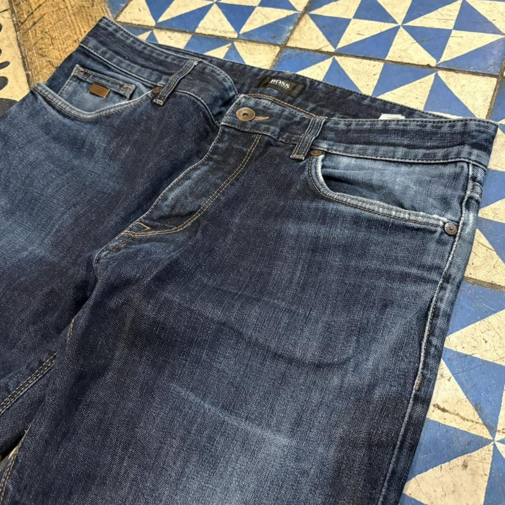 TRW425BR - Vintage retro essential Hugo Boss Blue Wash Slim Fit Denim Jeans Trousers pants #denim #hugoboss #designner #denimjeans #y2k