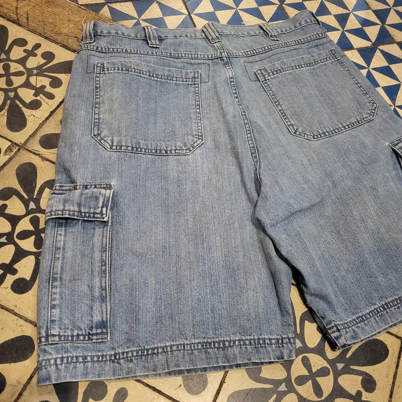 JRT320 - Vintage Retro Wrangler Blue Wash Denim Oversized Baggy Shorts Jorts with detailed embroidered Logo graphic carpenter workwear Old School Hip Hop skate grunge faded 90s Y2K style