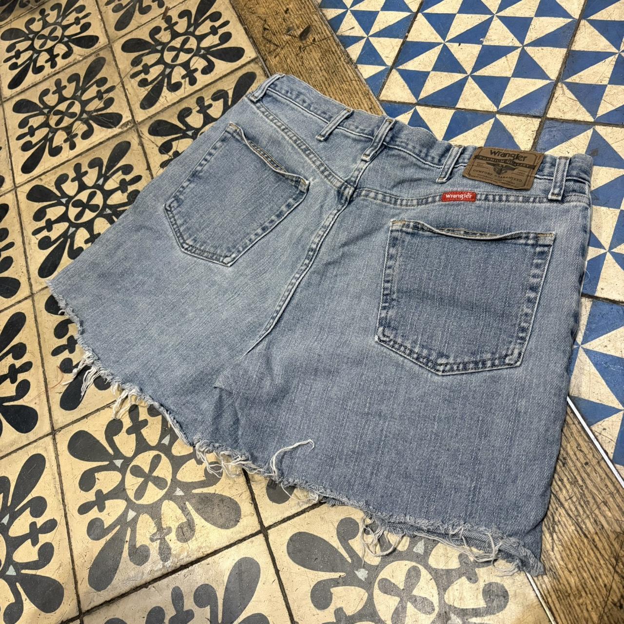 JRT131 - Vintage Retro Essential Wrangler Blue Wash Denim Shorts Jorts with detailed patch Logo carpenter workwear #hiphop #90s #jorts #skater #wrangler