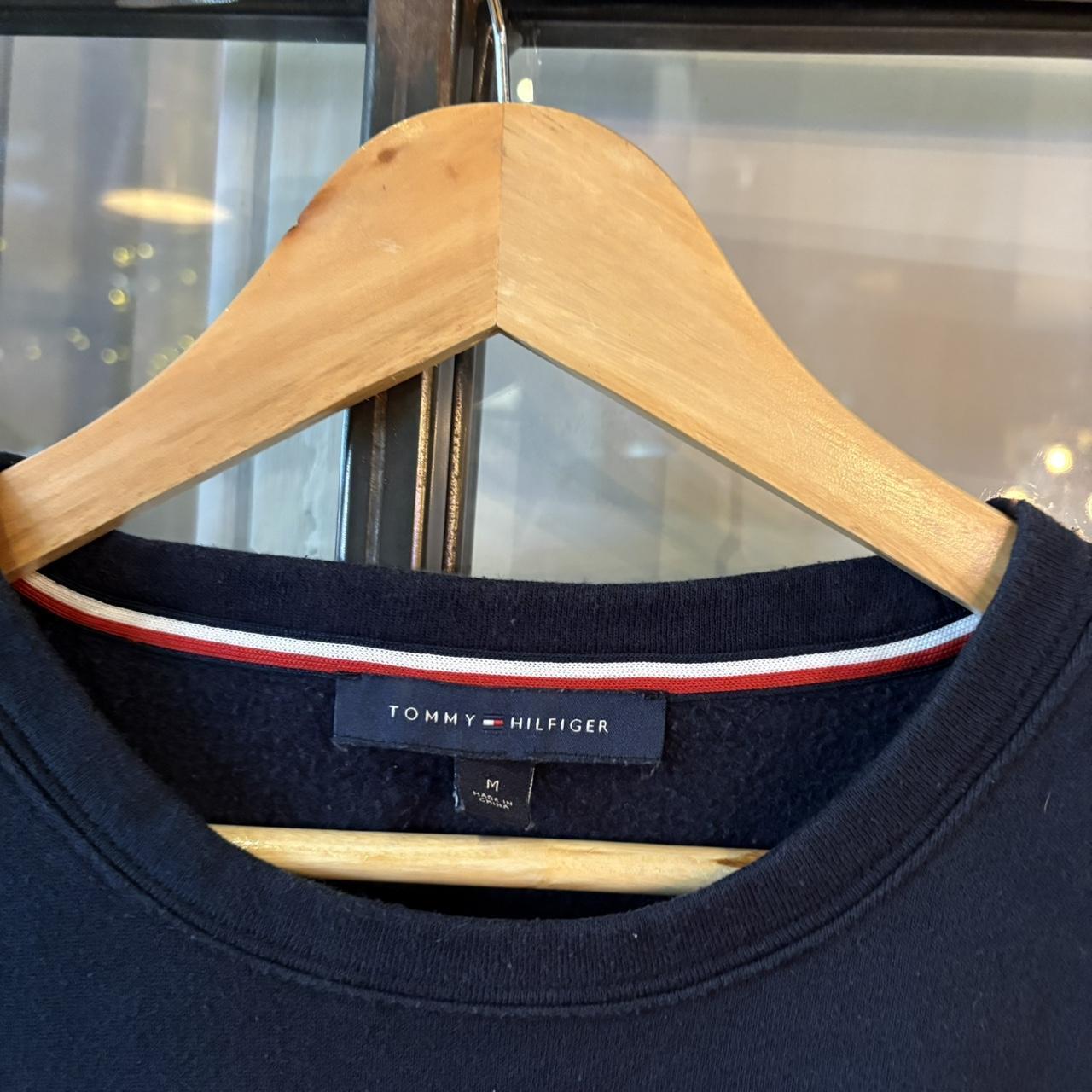 SWT613BR - Vintage Retro Essential Navy Tommy Hilfiger Crewneck Jumper Sweatshirt with spellout print logo #90s #sportswear #spellout #y2k #tommy