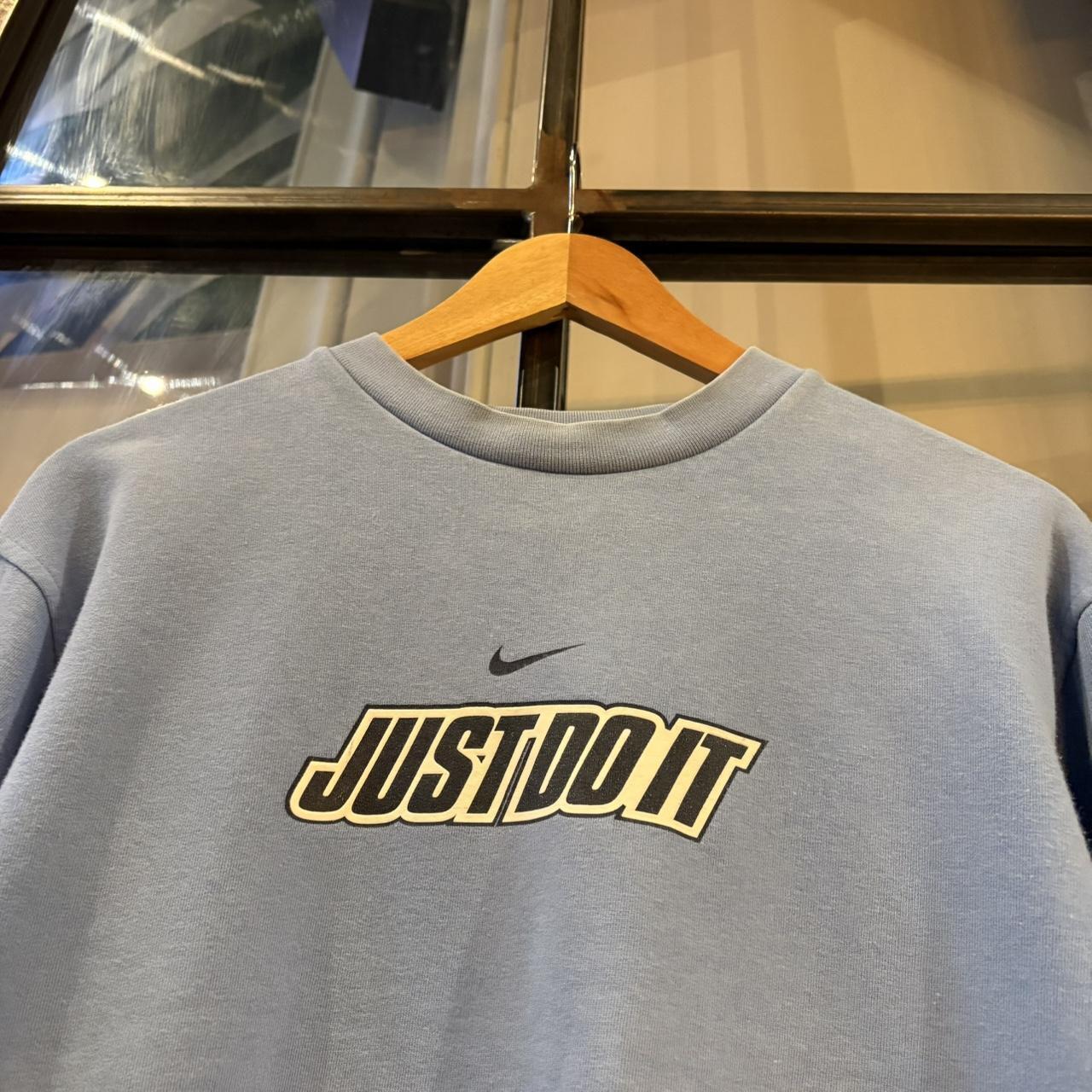 MA2207IR-P - Vintage Retro Essential Baby Blue Nike Just Do It Crewneck Jumper Sweatshirt with centre swoosh print logo #90s #sportswear #essential #y2k #nike
