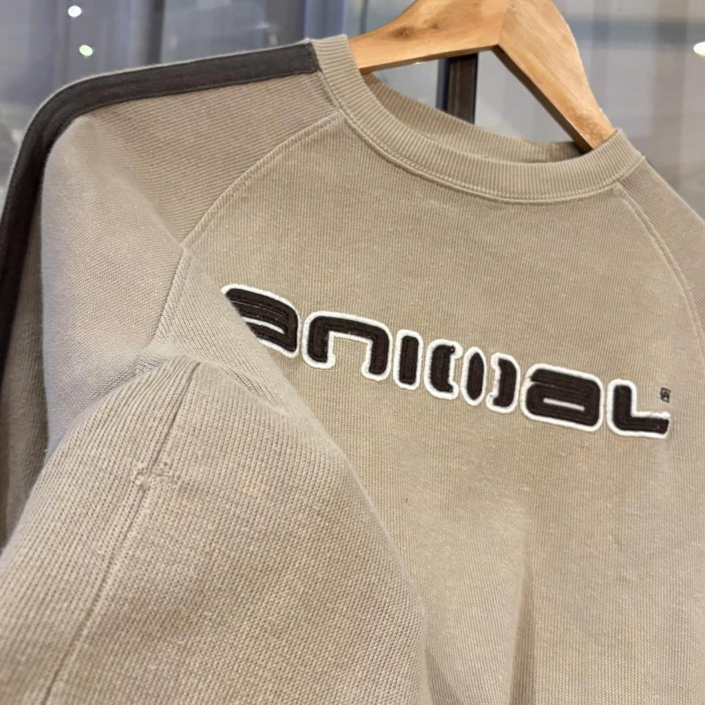 MES1812H-P - Vintage Retro Essential Brown Animal Crewneck Jumper Sweatshirt with embroidered spell out centre logo #90s #surfer #skater #y2k #animal