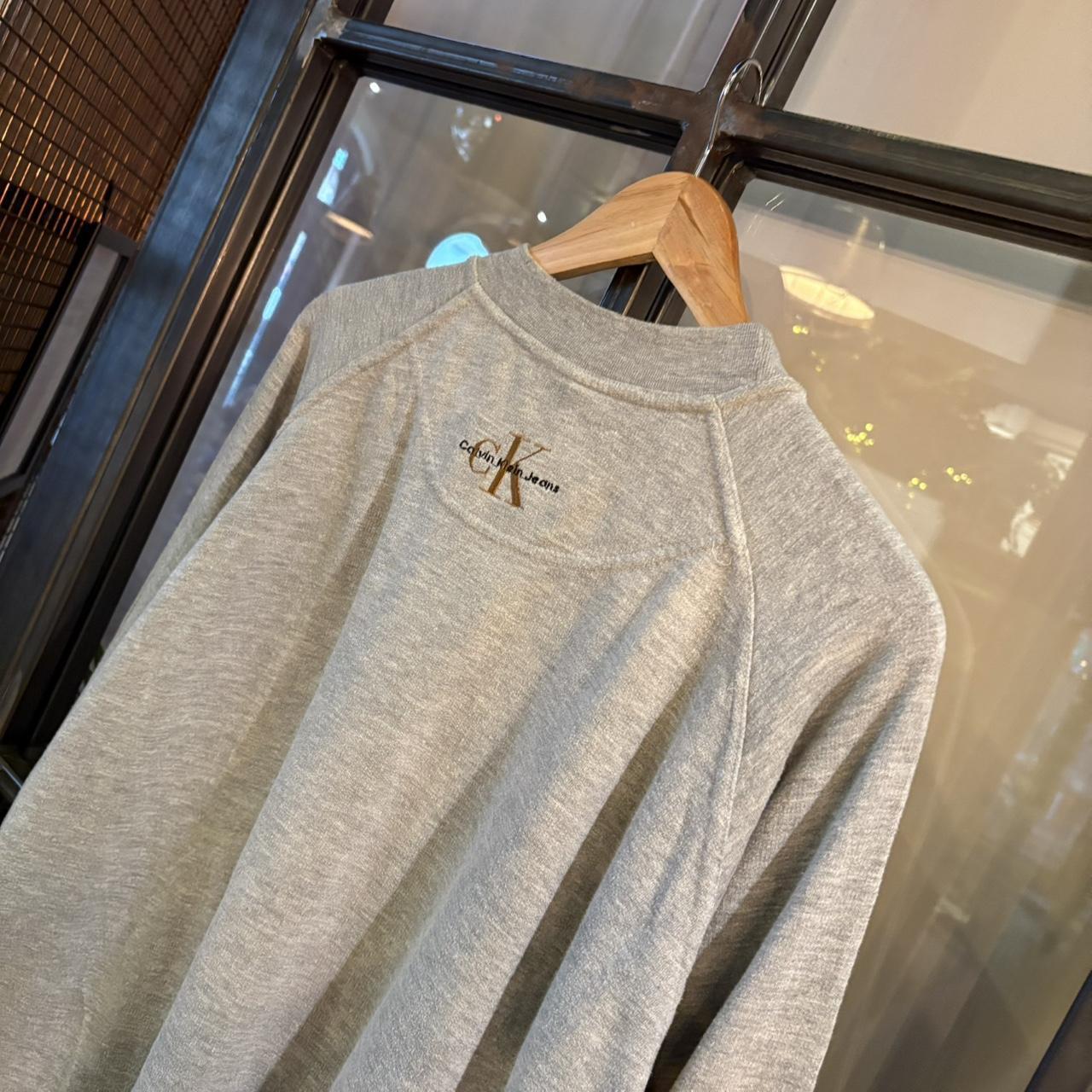 SWT382 - Vintage Retro Essential Grey Calvin Klein Crewneck Jumper Sweatshirt with big spellout embroidered logo #90s #designer #essential #calvinklein