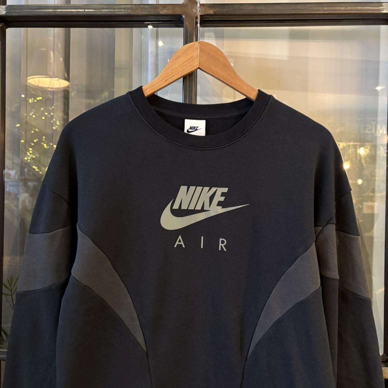 0325G69F - Vintage Retro Essential Black Nike Air Crewneck Jumper Sweatshirt with print logo #nike #sportswear #essential #y2k #nikeair