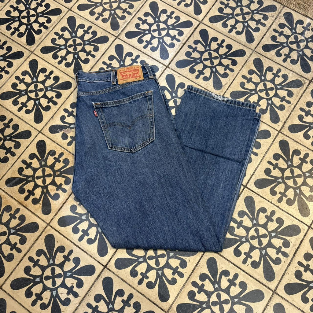 TRW530P - Vintage retro essential Levi’s 505 Blue Wash Denim Jeans Trousers pants #denim #straightleg #levis #levis505 #jeans