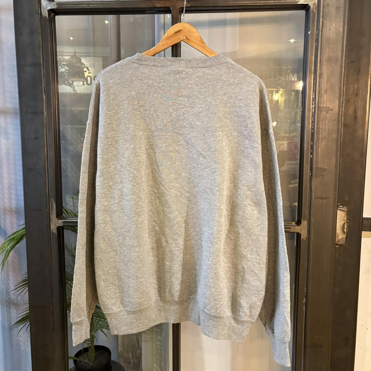 Vintage Retro Essential Grey NHL Buffalo Sabres Ice Hockey Crewneck Jumper Sweatshirt with embroidered patch logo #90s #sportswear #buffalosabres #icehockey #nhl