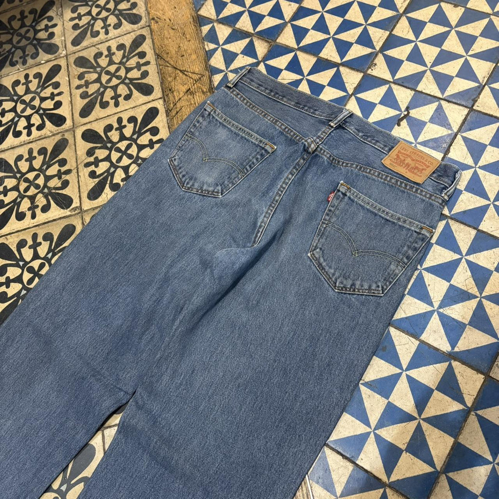 0325F46F - Vintage retro essential Levi’s Blue Wash Denim relaxed fit Jeans Trousers pants casual  #denim #fit #levis #levis550 #relaxedfit