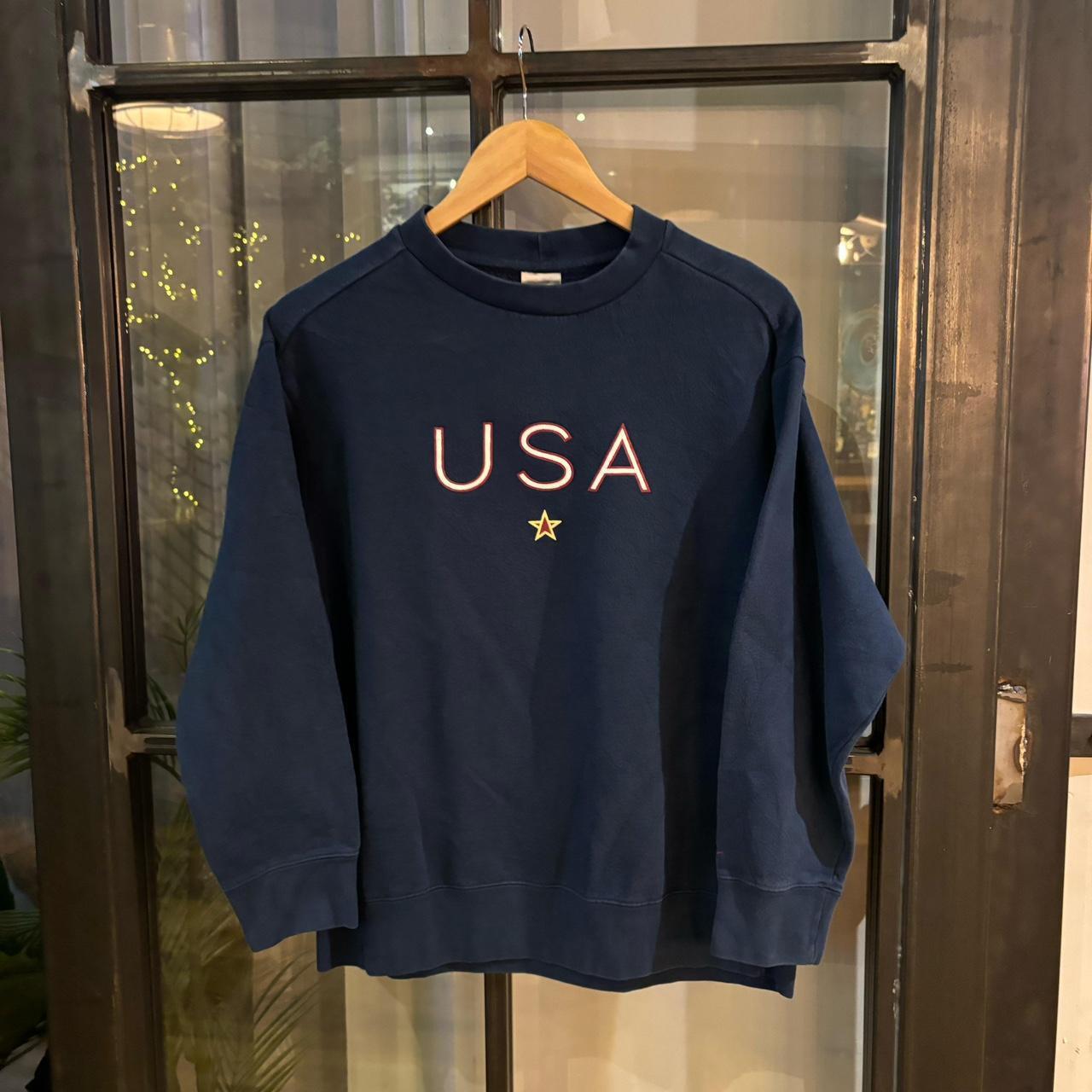 Vintage Retro Essential Navy Nike Crewneck Jumper Sweatshirt with  embroidered arm logo and chest print  #90s #sportswear #usa #y2k #nike