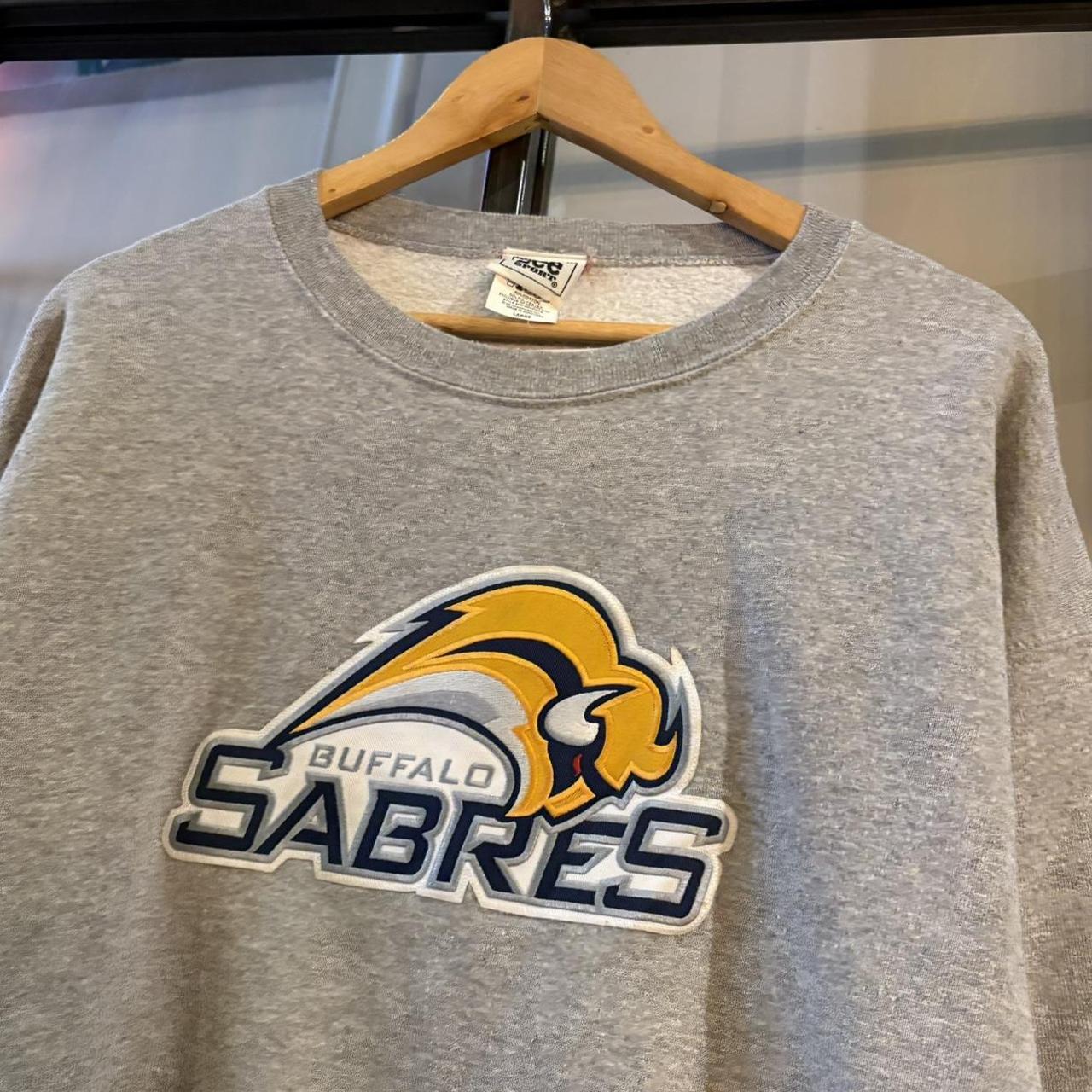 Vintage Retro Essential Grey NHL Buffalo Sabres Ice Hockey Crewneck Jumper Sweatshirt with embroidered patch logo #90s #sportswear #buffalosabres #icehockey #nhl
