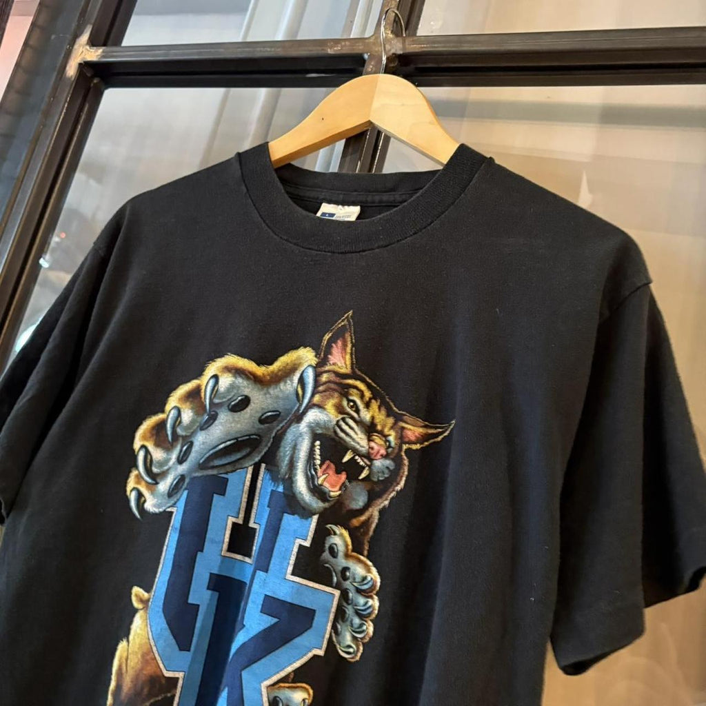 TEE502F - Vintage Retro Essential Black University Kentucly Wild Cats College Sports Graphic Print Single Stitch Top Tee T-shirt #kentucky #graphic #top #wildcats #college