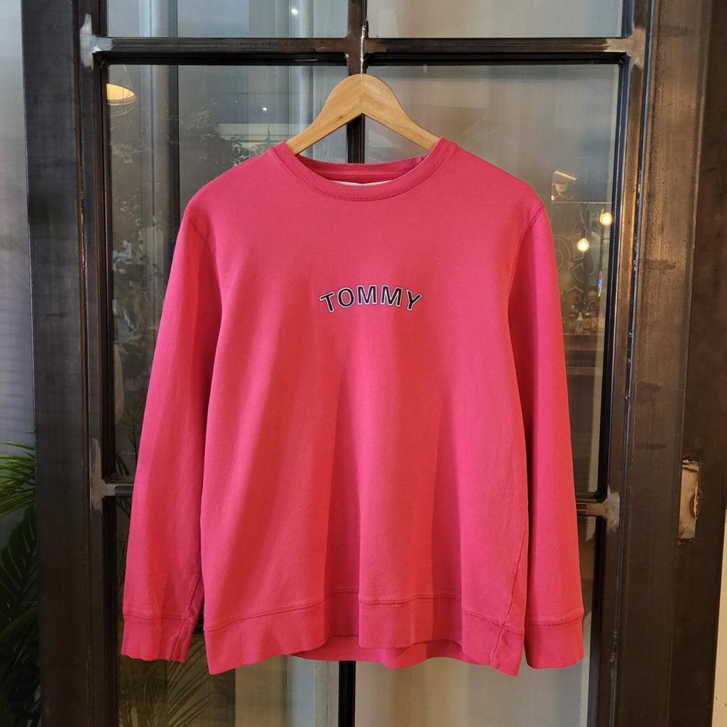 SWT252 - Vintage Retro Essential Tommy Hilfiger Pink sweatshirt jumper crewneck with chest logo spell out #tommy #preppy #y2k #tommyhilfiger