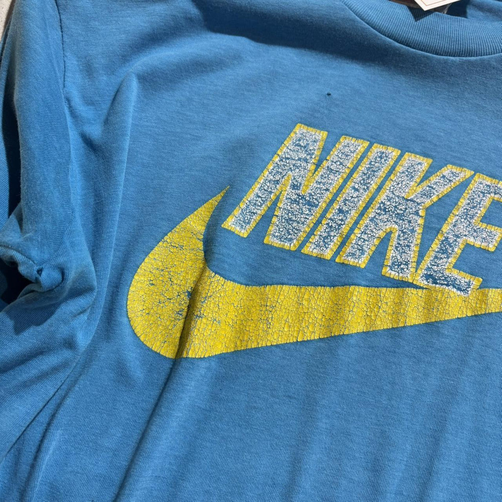 0225D56P - Vintage Retro Essential Light Blue Nike Graphic Print Single stitch Top Tee T-shirt #90s #graphic #singlestitch #essential #nike