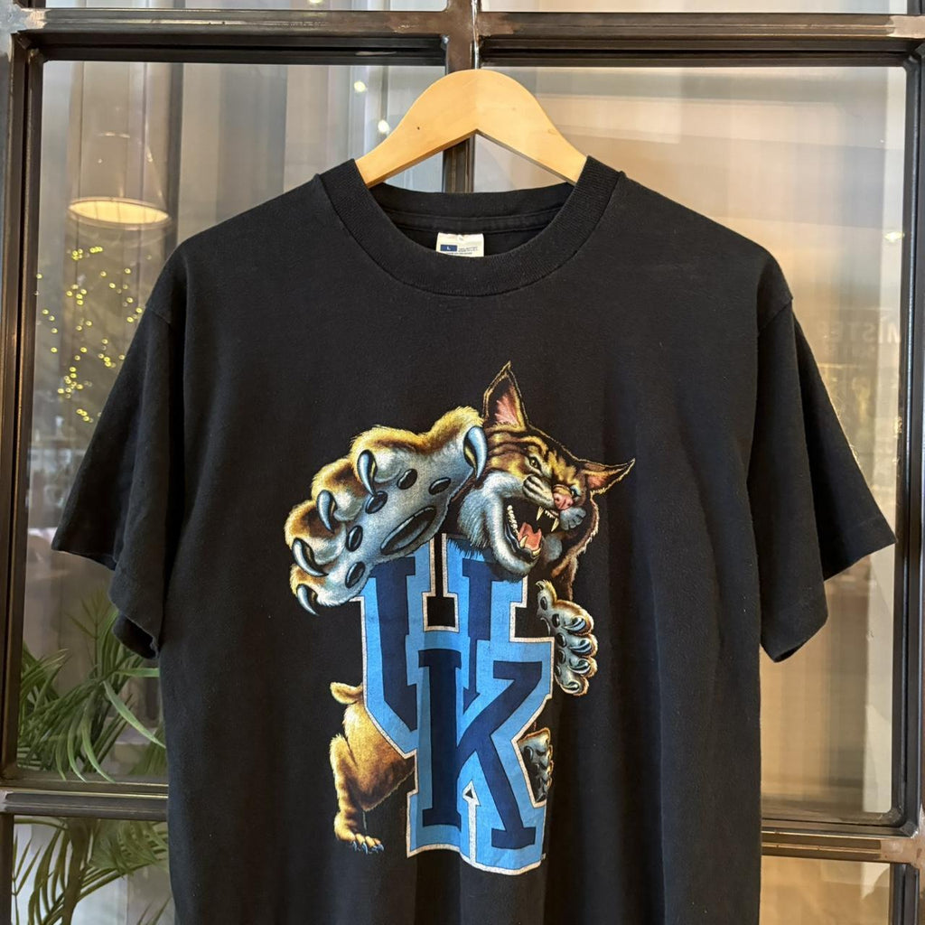 TEE502F - Vintage Retro Essential Black University Kentucly Wild Cats College Sports Graphic Print Single Stitch Top Tee T-shirt #kentucky #graphic #top #wildcats #college