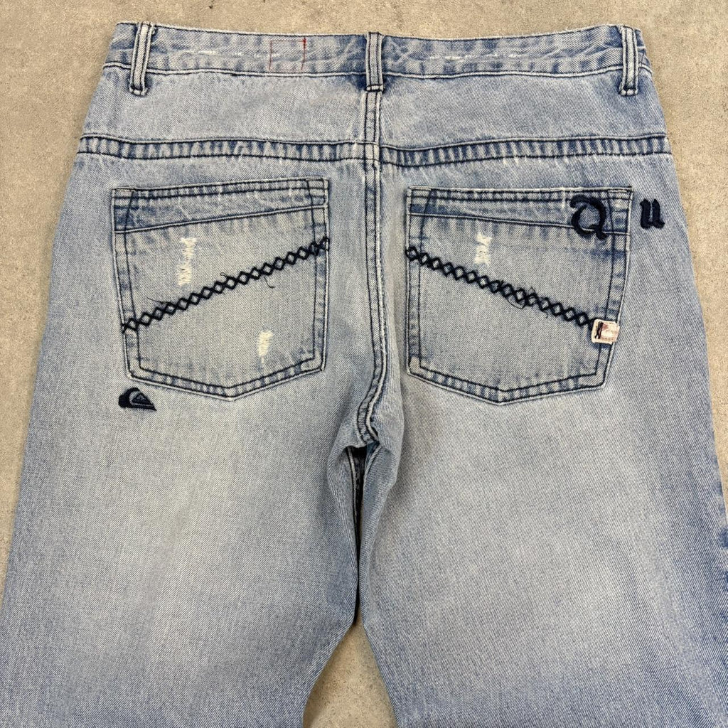 MES0901K-U - Vintage retro essential Quiksilver Light Blue Wash Denim Straight Leg Y2k Jeans Trousers pants with light  distressing and embroidered logos #denim #straightleg #quiksilver #surfer #y2k