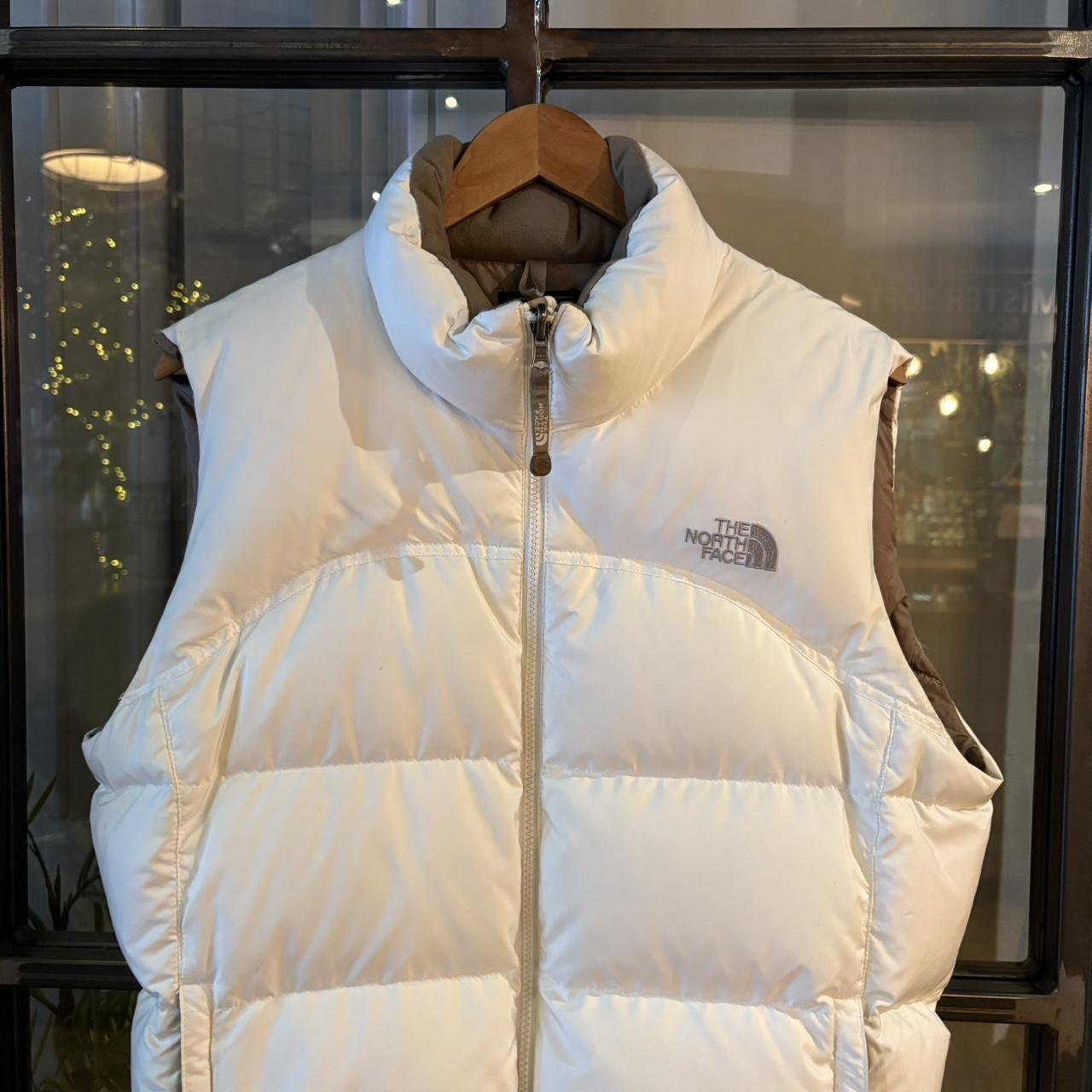 POL354BR - Vintage Retro Essential The North Face Cream White 700 Nupstee gilet bodywarmer down puffer padded jacket #gorpcore #tnf #thenorthface #nupstee #hike