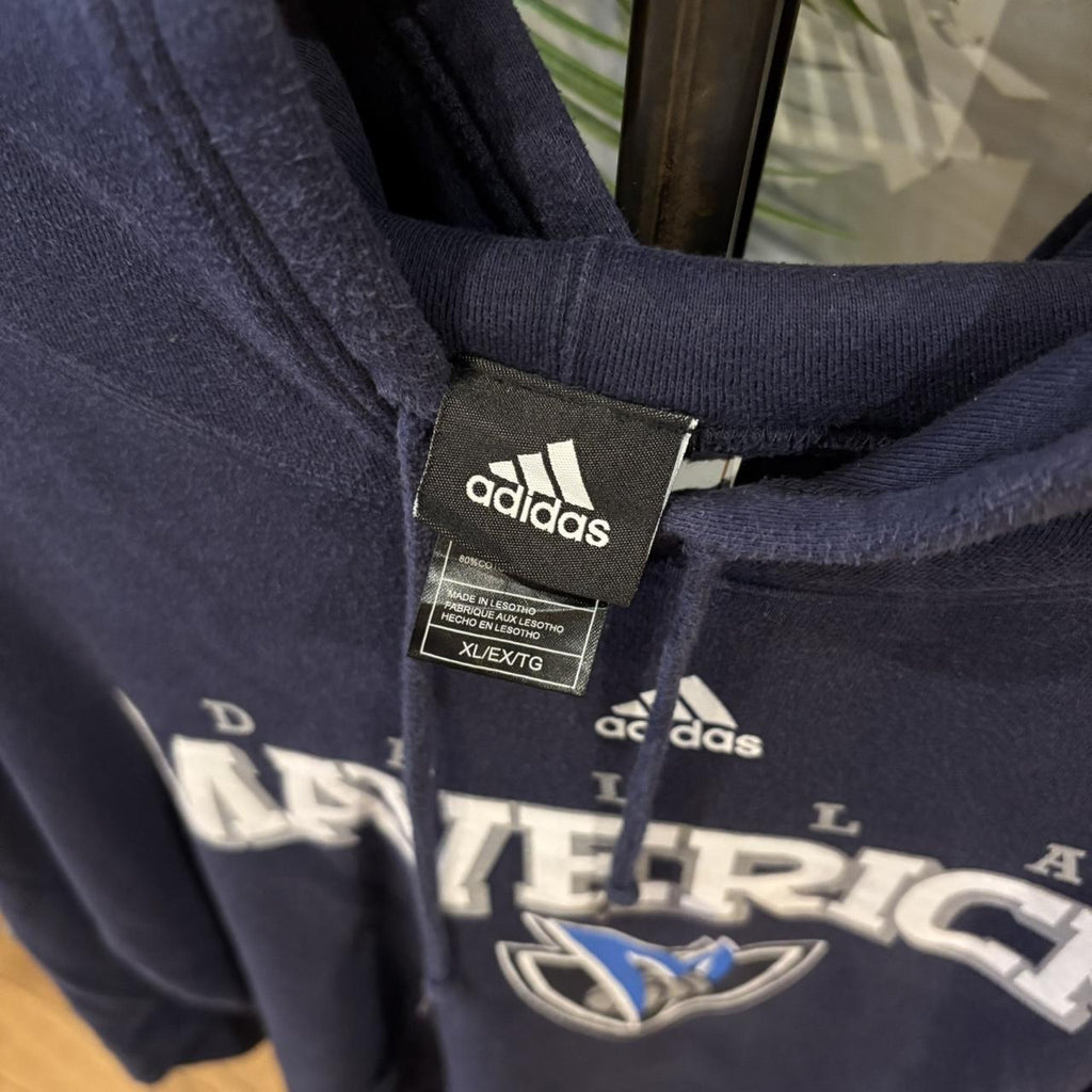 MA0109FC-P - Vintage Retro Essential Navy Adidas Dallas Mavericks Sweatshirt Hoodie with centre spell out print logo #nba #dallas #mavericks #adidas #y2k